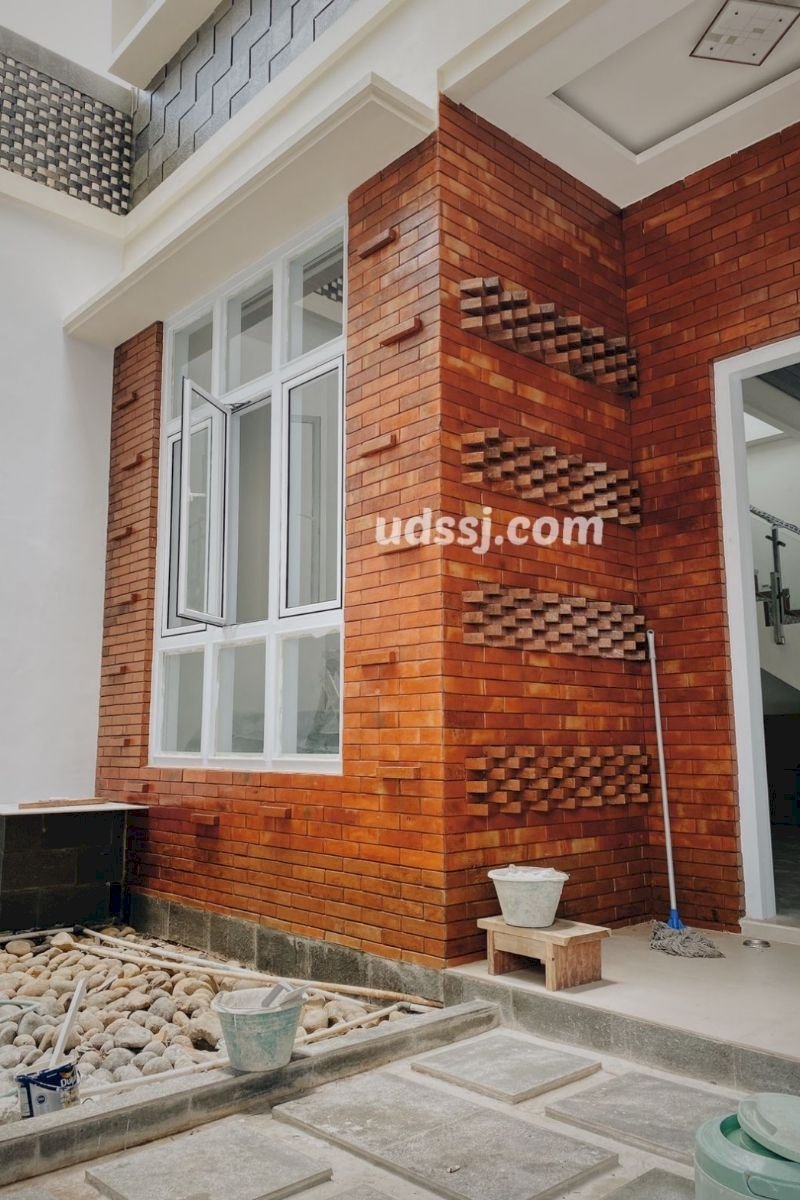 Bata Tempel Untuk Outdoor: Apakah Tahan Hujan & Aman untuk Fasad Rumah?